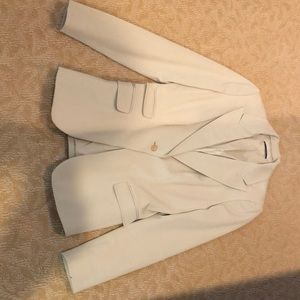 Woman’s cream color jacket